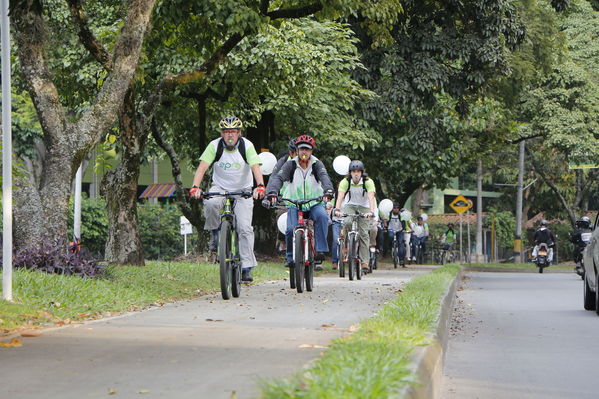 Programa "En bici al trabajo"
Programa "En bici al trabajo"
Fecha: Agosto 14 de 2017
Para descargar esta fotografía en alta resolución, haga clic sobre la imagen hasta que la misma se despliegue en la pantalla completa; luego dé clic derecho y elija la opción "guardar imagen como". 
En caso de publicación por cualquier medio, solicitamos acompañarla del crédito: "Foto EPM"
Palabras clave: Programa "En bici al trabajo"