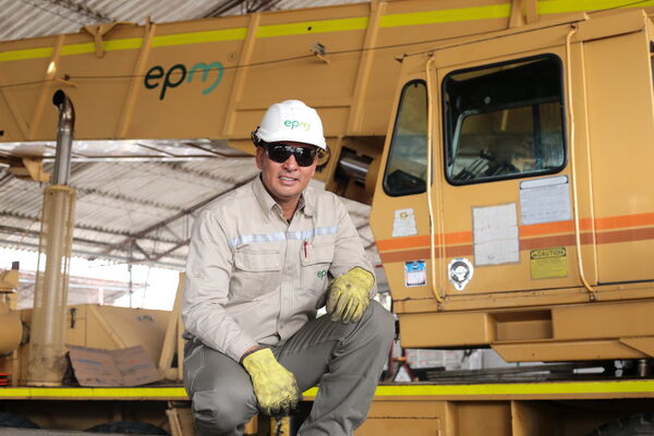 Equipo de conductores EPM
Para descargar esta fotografía en alta resolución, haga clic sobre la imagen hasta que la misma se despliegue en la pantalla completa; luego dé clic derecho y elija la opción "guardar imagen como". 
En caso de publicación por cualquier medio, solicitamos acompañarla del crédito: "Foto EPM"

Palabras clave: Equipo conductores EPM