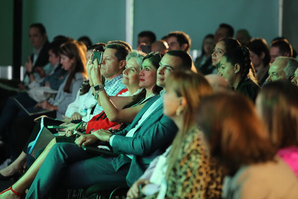 Foro EPM Dinamizando la Economía de la Región 
Foro EPM Dinamizando la Economía de la Región 
Fecha: 2 Octubre 2024
Para descargar esta fotografía en alta resolución, haga clic sobre la imagen hasta que la misma se despliegue en la pantalla completa; luego dé clic derecho y elija la opción "guardar imagen como". 
En caso de publicación por cualquier medio, solicitamos acompañarla del crédito: "Foto EPM"
Palabras clave: Foro EPM Dinamizando Economía Región