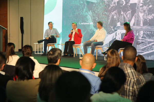 Foro EPM Dinamizando la Economía de la Región 
Foro EPM Dinamizando la Economía de la Región 
Fecha: 2 Octubre 2024
Para descargar esta fotografía en alta resolución, haga clic sobre la imagen hasta que la misma se despliegue en la pantalla completa; luego dé clic derecho y elija la opción "guardar imagen como". 
En caso de publicación por cualquier medio, solicitamos acompañarla del crédito: "Foto EPM"
Palabras clave: Foro EPM Dinamizando Economía Región