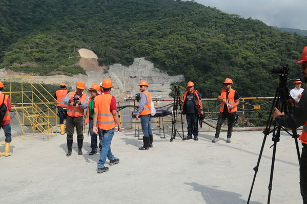 Visita Periodistas casa de Máquinas Hidroituango
Visita Periodistas casa de Máquinas Hidroituango
Fecha: Abril 11 y 12 2019
Para descargar esta fotografía en alta resolución, haga clic sobre la imagen hasta que la misma se despliegue en la pantalla completa; luego dé clic derecho y elija la opción "guardar imagen como". 
En caso de publicación por cualquier medio, solicitamos acompañarla del crédito: "Foto EPM
Palabras clave: Visita Periodistas casa de Máquinas Hidroituango