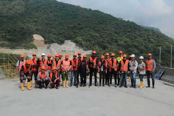 Visita Periodistas casa de Máquinas Hidroituango
Visita Periodistas casa de Máquinas Hidroituango
Fecha: Abril 11 y 12 2019
Para descargar esta fotografía en alta resolución, haga clic sobre la imagen hasta que la misma se despliegue en la pantalla completa; luego dé clic derecho y elija la opción "guardar imagen como". 
En caso de publicación por cualquier medio, solicitamos acompañarla del crédito: "Foto EPM
Palabras clave: Visita Periodistas casa de Máquinas Hidroituango