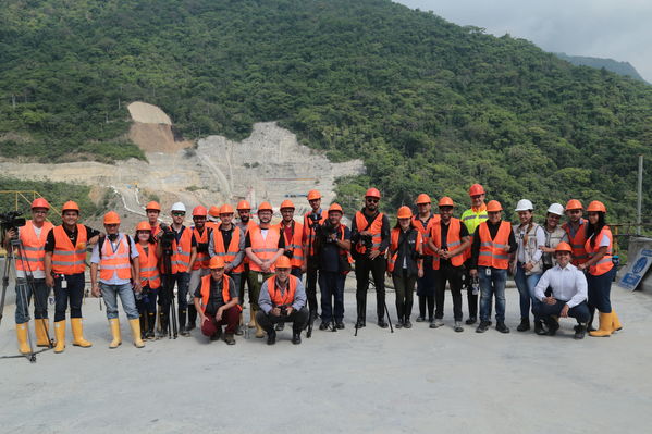 Visita Periodistas casa de Máquinas Hidroituango
Visita Periodistas casa de Máquinas Hidroituango
Fecha: Abril 11 y 12 2019
Para descargar esta fotografía en alta resolución, haga clic sobre la imagen hasta que la misma se despliegue en la pantalla completa; luego dé clic derecho y elija la opción "guardar imagen como". 
En caso de publicación por cualquier medio, solicitamos acompañarla del crédito: "Foto EPM
Palabras clave: Visita Periodistas casa de Máquinas Hidroituango