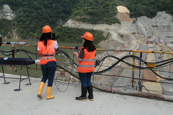 Visita Periodistas casa de Máquinas Hidroituango
Visita Periodistas casa de Máquinas Hidroituango
Fecha: Abril 11 y 12 2019
Para descargar esta fotografía en alta resolución, haga clic sobre la imagen hasta que la misma se despliegue en la pantalla completa; luego dé clic derecho y elija la opción "guardar imagen como". 
En caso de publicación por cualquier medio, solicitamos acompañarla del crédito: "Foto EPM
Palabras clave: Visita Periodistas casa de Máquinas Hidroituango