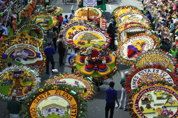 Desfile de silleteros
Desfile de silleteros
Fecha: Agosto 10 de 2014
Para descargar esta fotografía en alta resolución, haga clic sobre la imagen hasta que la misma se despliegue en la pantalla completa; luego dé clic derecho y elija la opción "guardar imagen como". 
En caso de publicación por cualquier medio, solicitamos acompañarla del crédito: "Foto EPM"
Palabras clave: Desfile silleteros