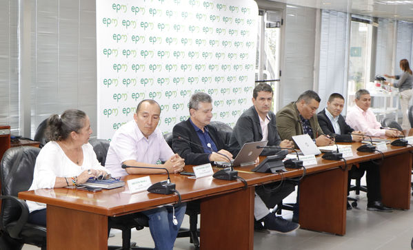 Rueda de Prensa presentación de proyecto
Rueda de Prensa de la presentación del proyecto de fortalecimiento de sistemas productivos agropecuarios sostenibles de la subregión de embalses del Oriente antioqueño
Fecha: Octubre 10 de 2017
Para descargar esta fotografía en alta resolución, haga clic sobre la imagen hasta que la misma se despliegue en la pantalla completa; luego dé clic derecho y elija la opción "guardar imagen como". 
En caso de publicación por cualquier medio, solicitamos acompañarla del crédito: "Foto EPM"
Palabras clave: Rueda Prensa presentación proyecto