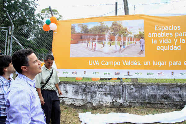 Lanzamiento de la UVA Campo Valdés 
Lanzamiento de la UVA Campo Valdés 
Fecha: Septiembre 24 de 2013. 
Para descargar esta fotografía en alta resolución, haga clic sobre la imagen hasta que la misma se despliegue en la pantalla completa; luego dé clic derecho y elija la opción "guardar imagen como". 
En caso de publicación por cualquier medio, solicitamos acompañarla del crédito: "Foto EPM".
Palabras clave: Lanzamiento UVA Campo Valdés