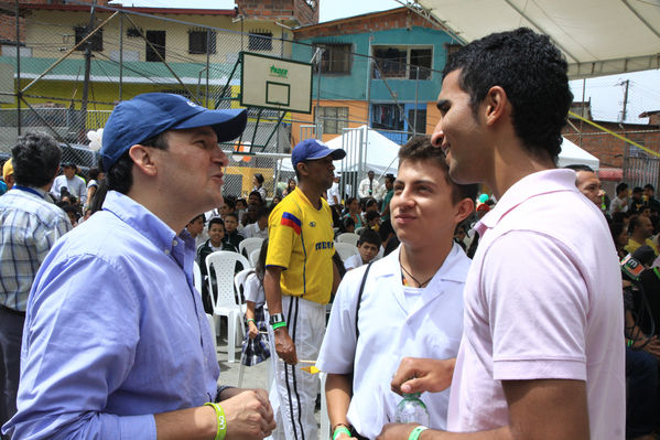 Lanzamiento de la UVA Campo Valdés 
Lanzamiento de la UVA Campo Valdés 
Fecha: Septiembre 24 de 2013. 
Para descargar esta fotografía en alta resolución, haga clic sobre la imagen hasta que la misma se despliegue en la pantalla completa; luego dé clic derecho y elija la opción "guardar imagen como". 
En caso de publicación por cualquier medio, solicitamos acompañarla del crédito: "Foto EPM".
Palabras clave: Lanzamiento UVA Campo Valdés