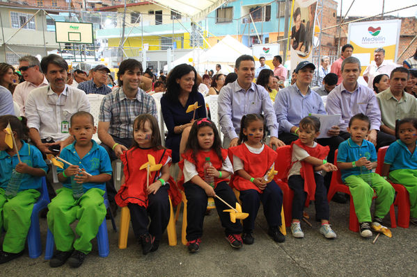 Lanzamiento de la UVA Campo Valdés 
Lanzamiento de la UVA Campo Valdés 
Fecha: Septiembre 24 de 2013. 
Para descargar esta fotografía en alta resolución, haga clic sobre la imagen hasta que la misma se despliegue en la pantalla completa; luego dé clic derecho y elija la opción "guardar imagen como". 
En caso de publicación por cualquier medio, solicitamos acompañarla del crédito: "Foto EPM".
Palabras clave: Lanzamiento UVA Campo Valdés