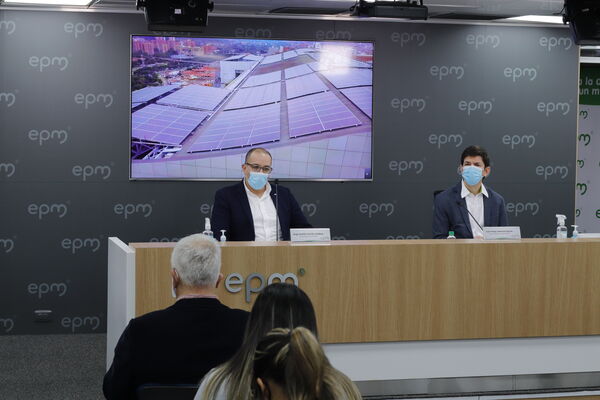 Rueda prensa paneles solares Edificio EPM
Rueda prensa paneles solares Edificio EPM
Fecha: Septiembre  3 2021
Para descargar esta fotografía en alta resolución, haga clic sobre la imagen hasta que la misma se despliegue en la pantalla completa; luego dé clic derecho y elija la opción "guardar imagen como". 
En caso de publicación por cualquier medio, solicitamos acompañarla del crédito: "Foto EPM"
Palabras clave: Rueda prensa paneles solares Edificio EPM