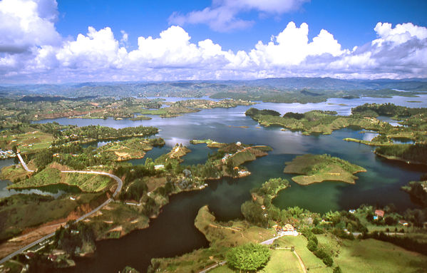 Embalse_Pegnol_Guatape.jpg