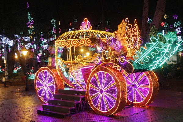 Alumbrado Navideño en los parques de Medellín
Alumbrado Navideño en los parques de Medellín
Fecha: Diciembre 12 de 2016
Para descargar esta fotografía en alta resolución, haga clic sobre la imagen hasta que la misma se despliegue en la pantalla completa; luego dé clic derecho y elija la opción "guardar imagen como". 
En caso de publicación por cualquier medio, solicitamos acompañarla del crédito: "Foto EPM"
Palabras clave: Alumbrado Navideño parques Medellín Poblado